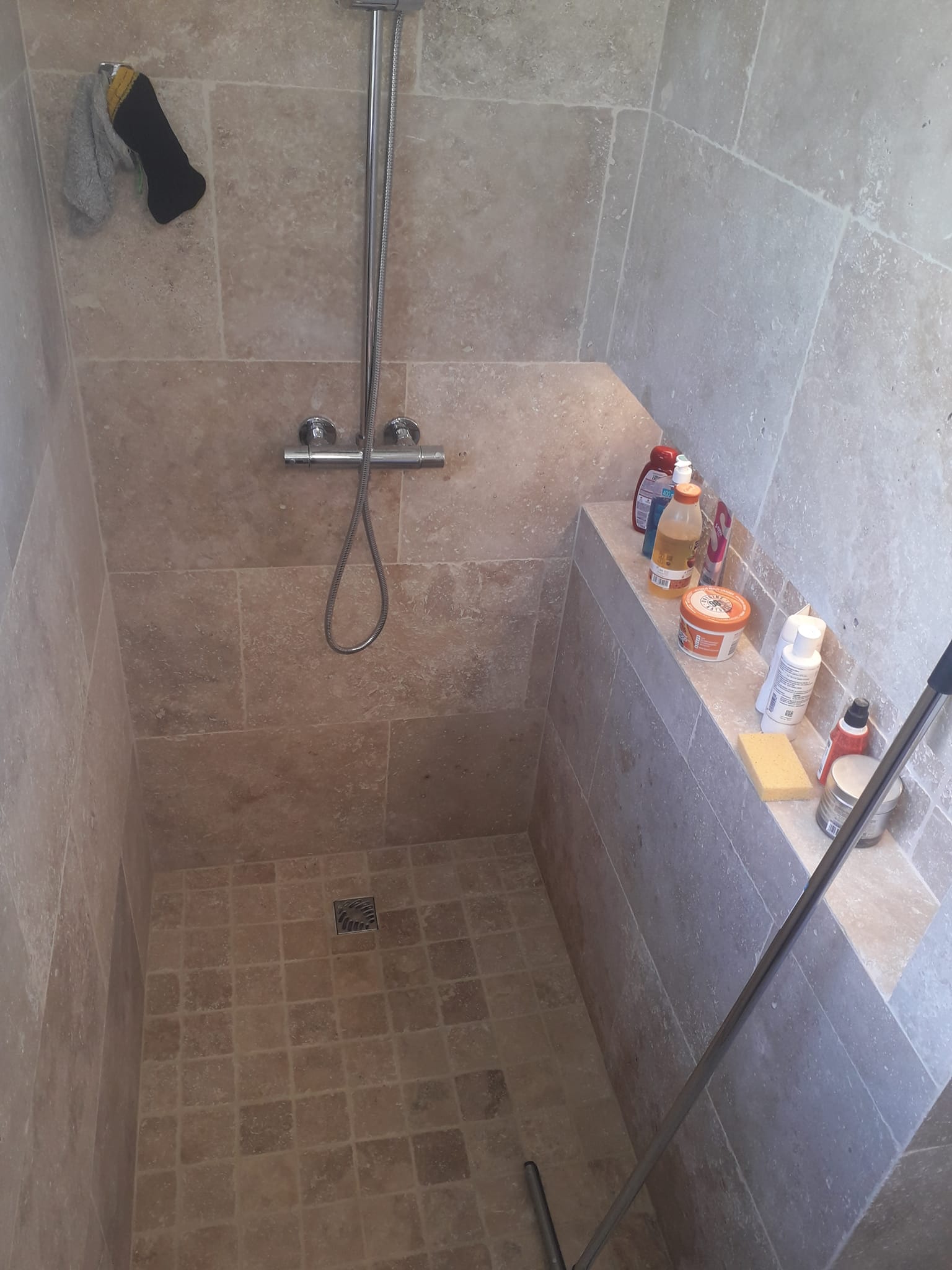 Douche italienne et salle de bain rénovée