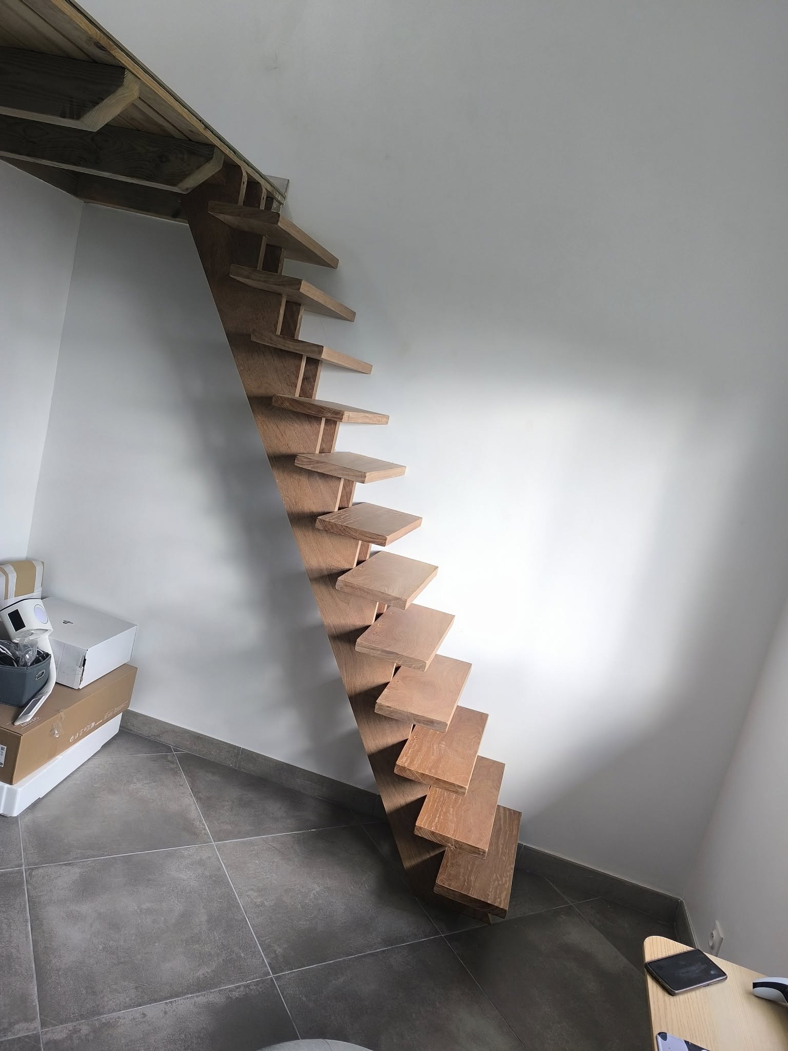 Escalier carrelé avec rampe bois